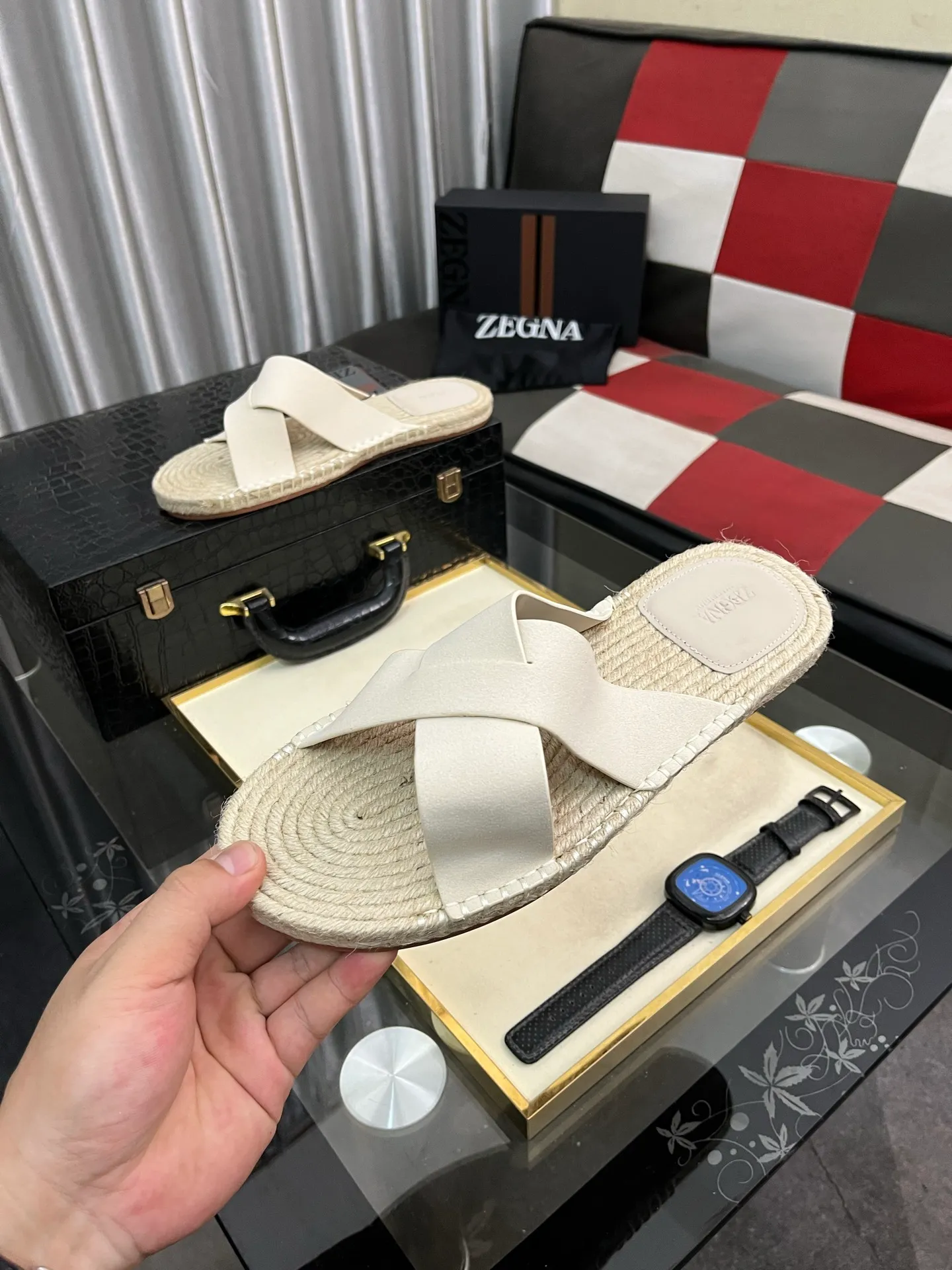 Men's shoes 💰320⌚️⌚️《HERMES》Hermès 💁♂️Men's casual slippers, compare the quality at the counter🧚🏿♂️ The upper layer has a stone pattern with clear texture, showing high-end, high-end, comfortable to wear and versatile. Purely hand-pulled, raw rubber breathable outsole, breathable and comfortable lambskin lining, 100% comfortable density, original rubber outsole wear-resistant code number 38-44. Can be customized 45-46-47